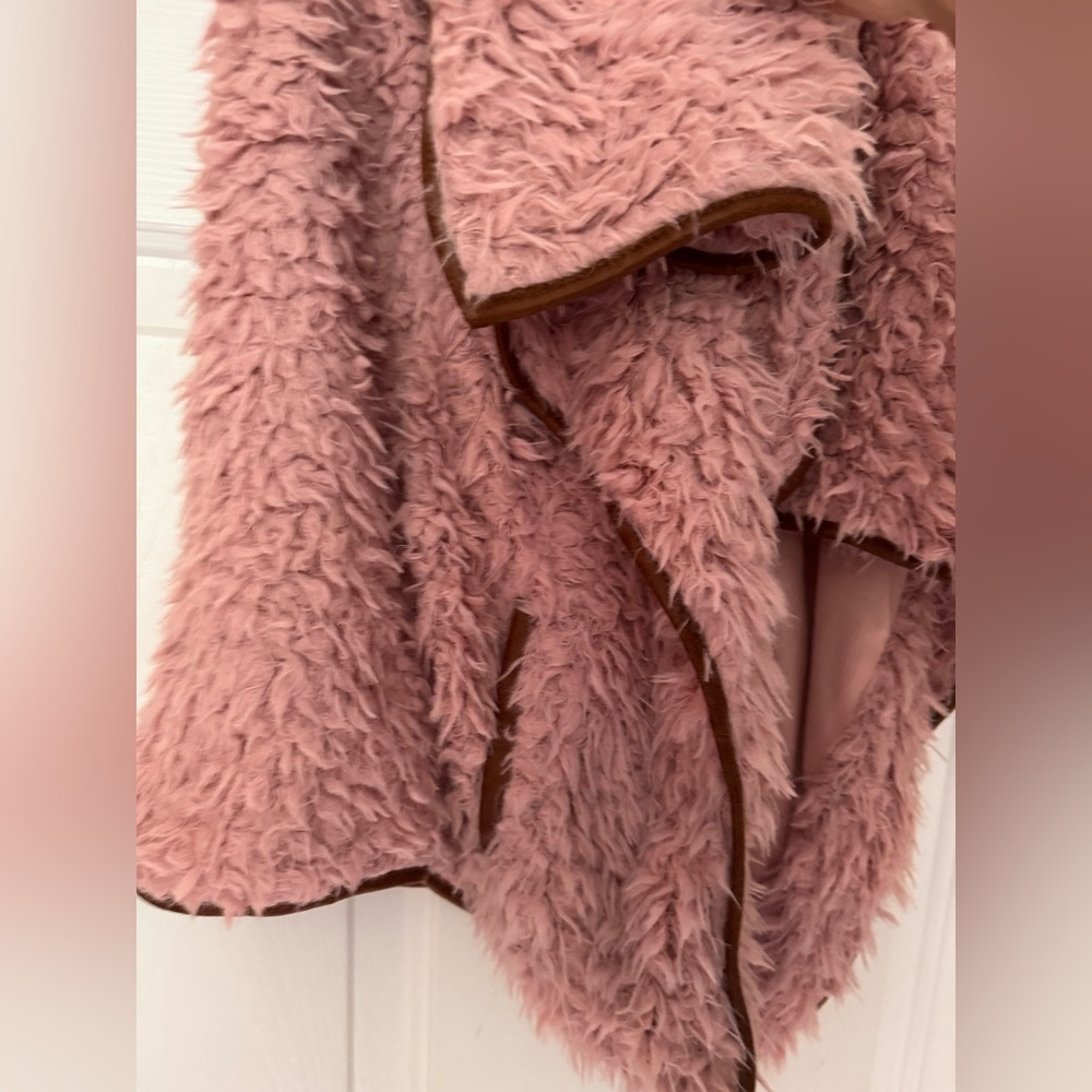 Wishlist Blush Fuzzy Vest - Picture 3 of 6